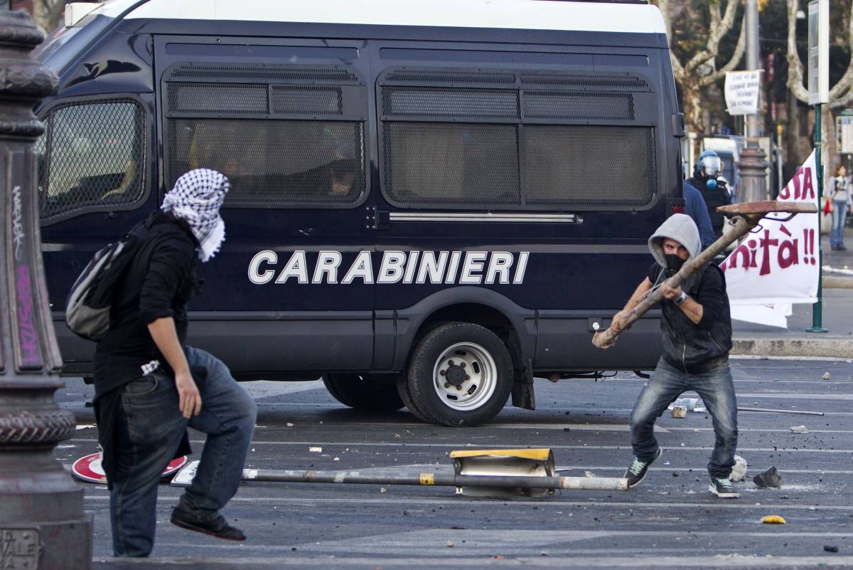 Libero un altro black bloc Negli scontri di Roma assalì la camionetta dei carabinieri