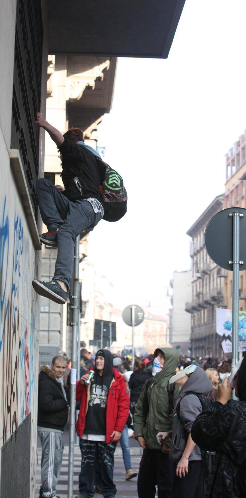 Tutti contro tutti al corteo degli studenti