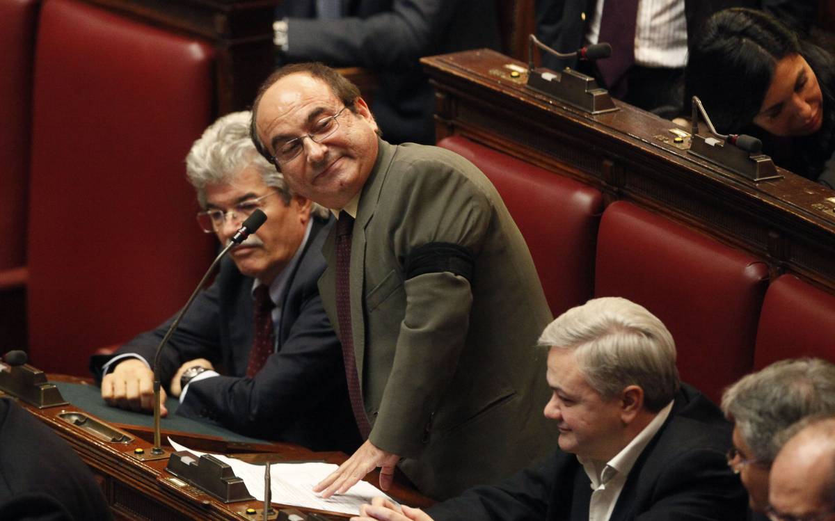 Montecitorio si scatena fra lutto al braccio e zuffe