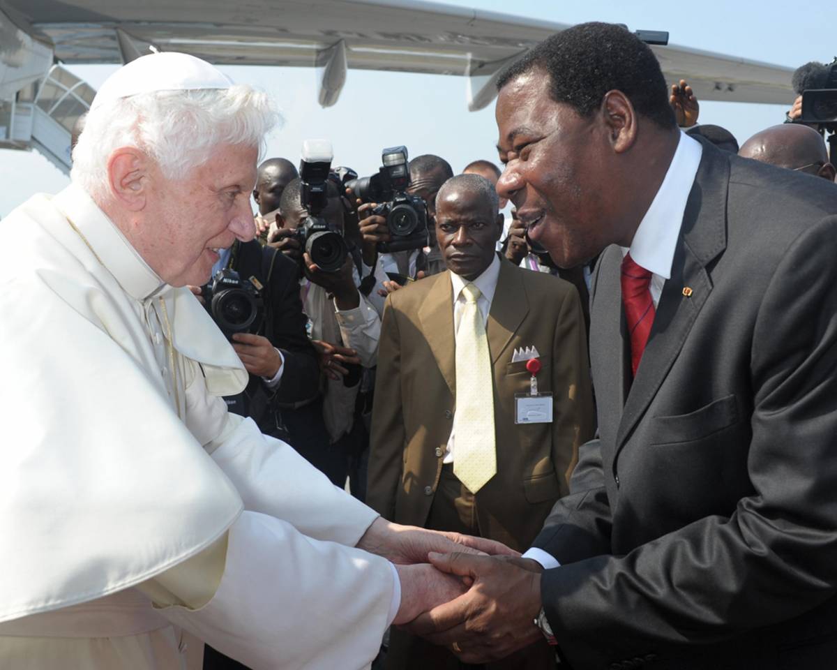 Il Papa in Benin: «Politici africani non manipolate i vostri popoli»