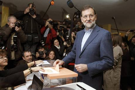Finisce con una batosta l'era di Zapatero: il Partito popolare trionfa alle elezioni