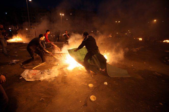 L'Egitto sprofonda nel caos: il governo lascia E in piazza continuano gli scontri: 40 morti