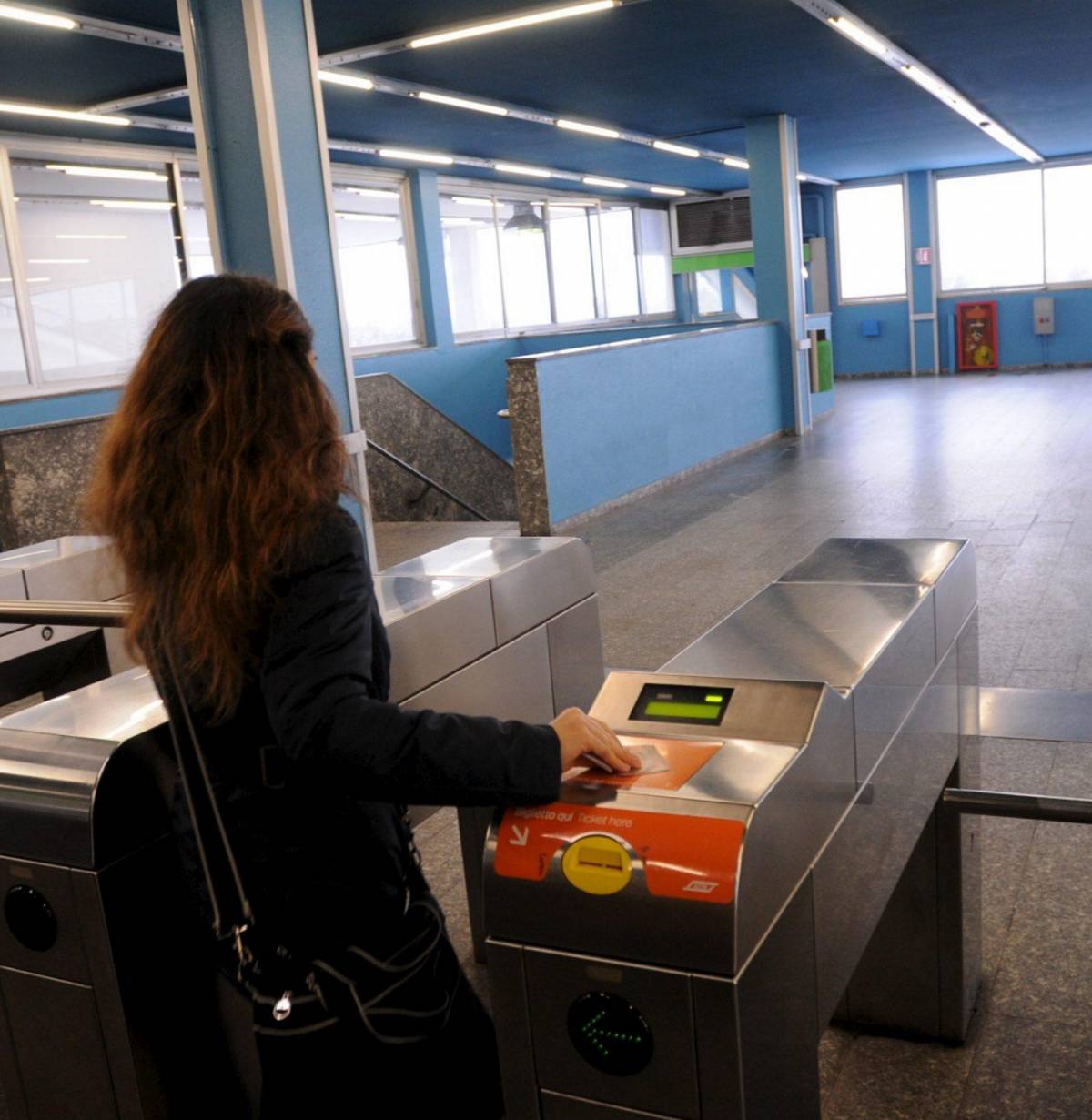 «Basta aggressioni, vigili urbani in metrò»