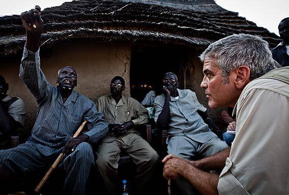 Clooney in Darfur: le paparazzate (vere) incastrano il ministro
