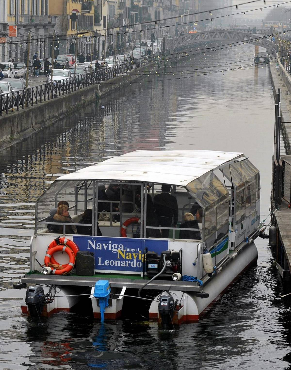 Pista del ghiaccio, abete bianco, motonave La Regione Lombardia invita a fare festa