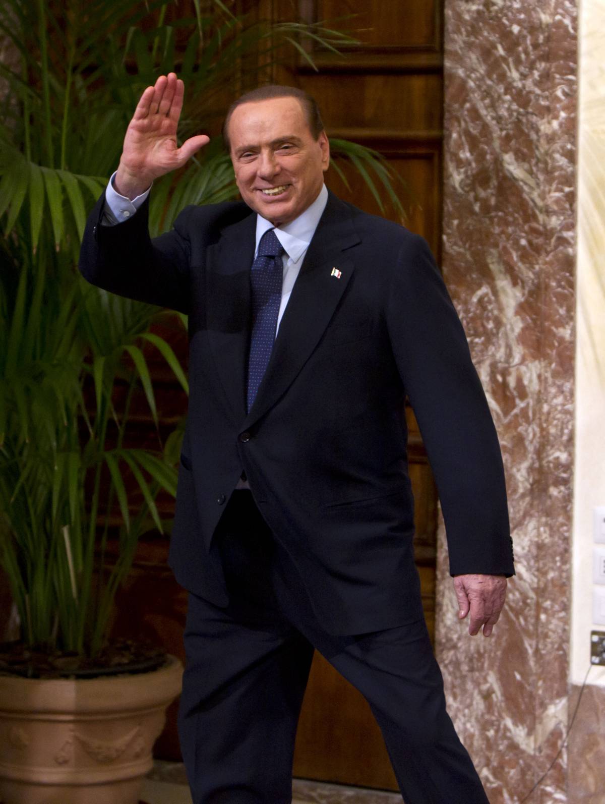 Berlusconi a denti stretti: "Non faremo barricate Il Pdl voterà la fiducia"