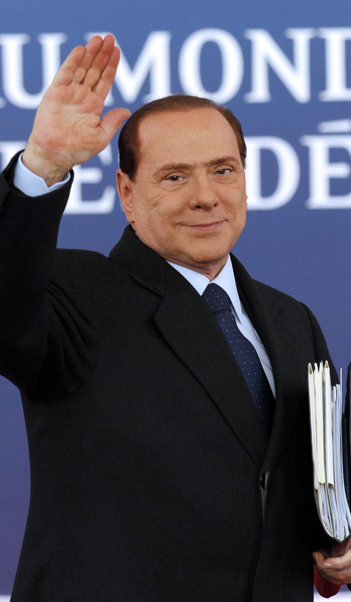 Berlusconi avverte il Prof:  "Per ottenere il via libera  dovrà chiedere la fiducia"