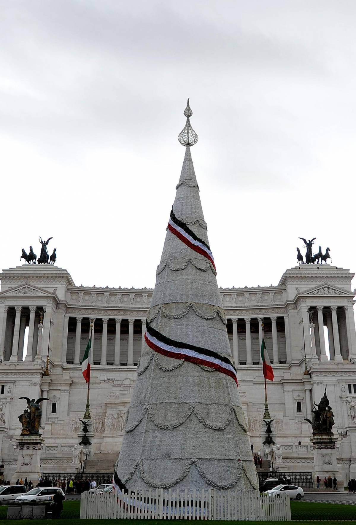 L’albero di Natale bipartisan: non piace a destra e a sinistra