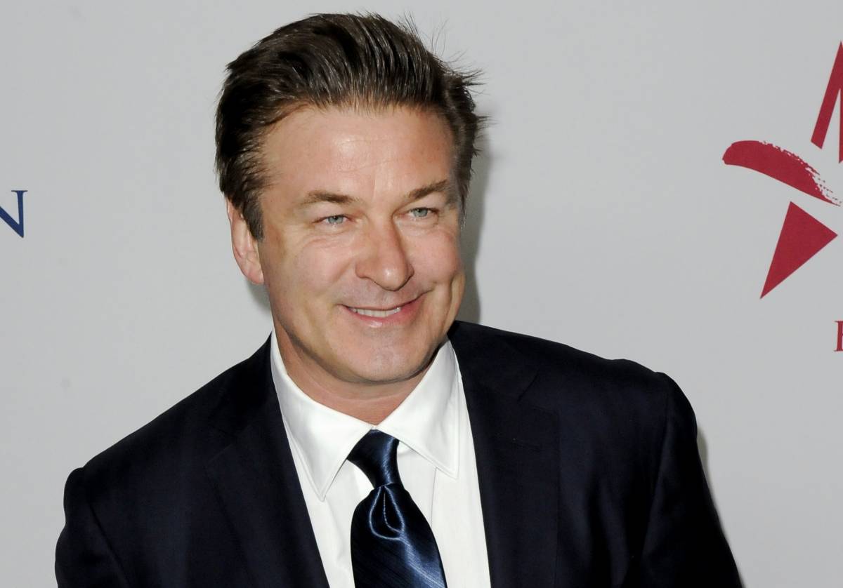 Los Angeles, Alec Baldwin  non spegne il cellulare e viene cacciato dall'aereo