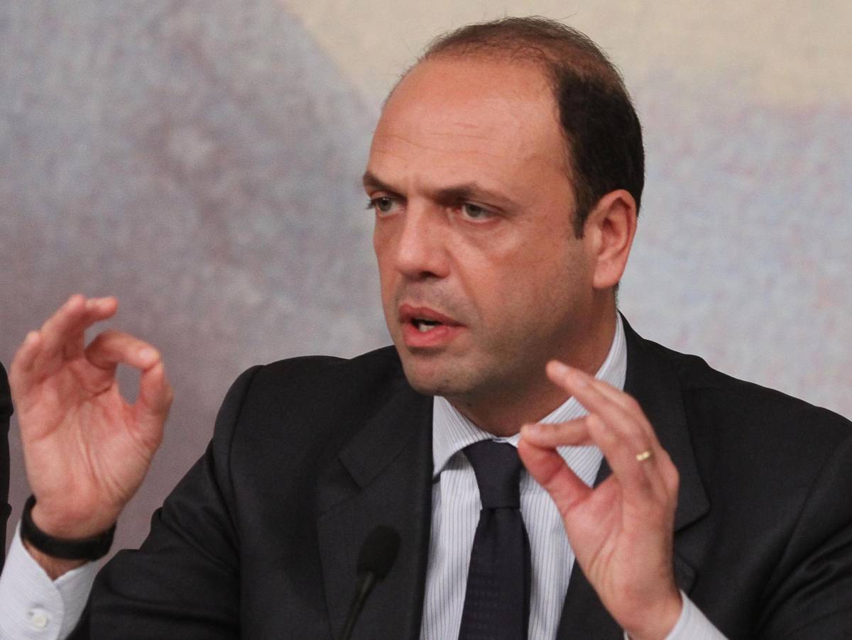 Pdl, c'è la svolta di Alfano:  ora stop ai doppi incarichi