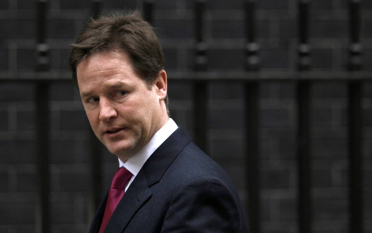 Malcontento tra gli inglesi:  "Subito referendum sull'Ue" Clegg frena: "Veto sbagliato"