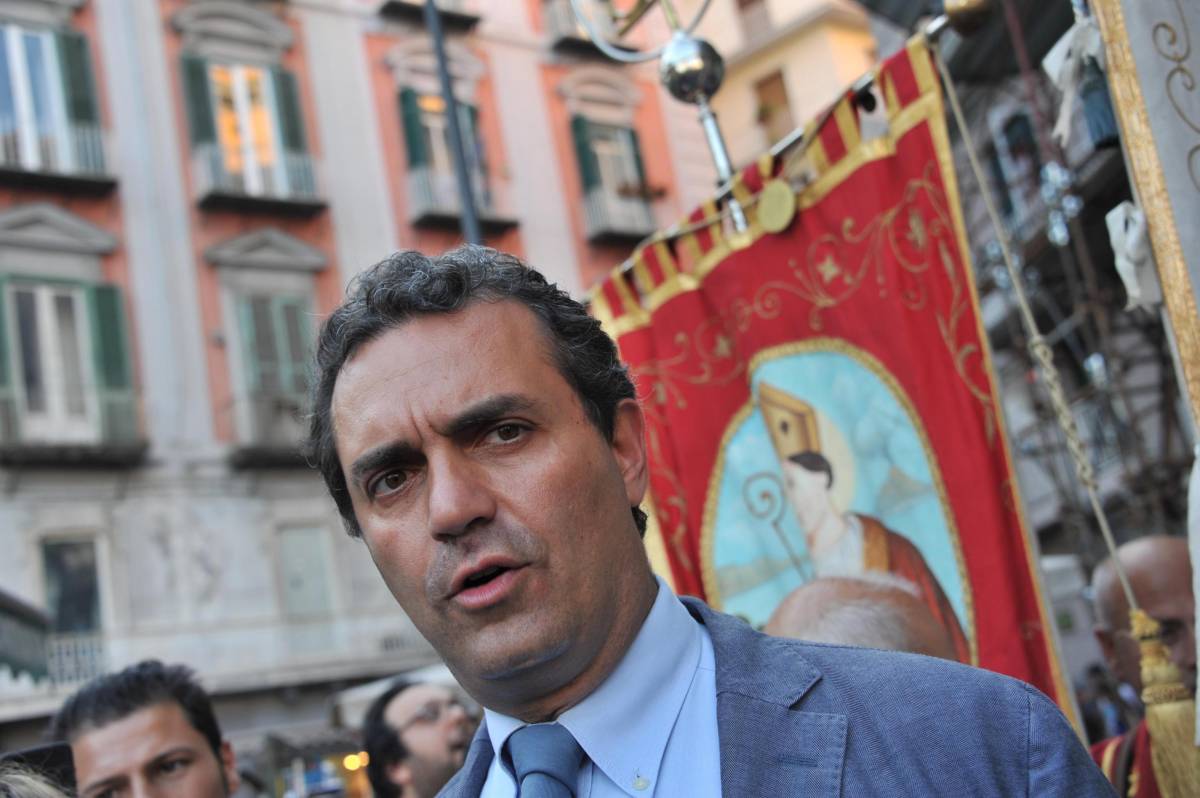 De Magistris incrocia le dita: "Rifiuti smaltiti entro Natale" Ma è un bluff: costa troppo