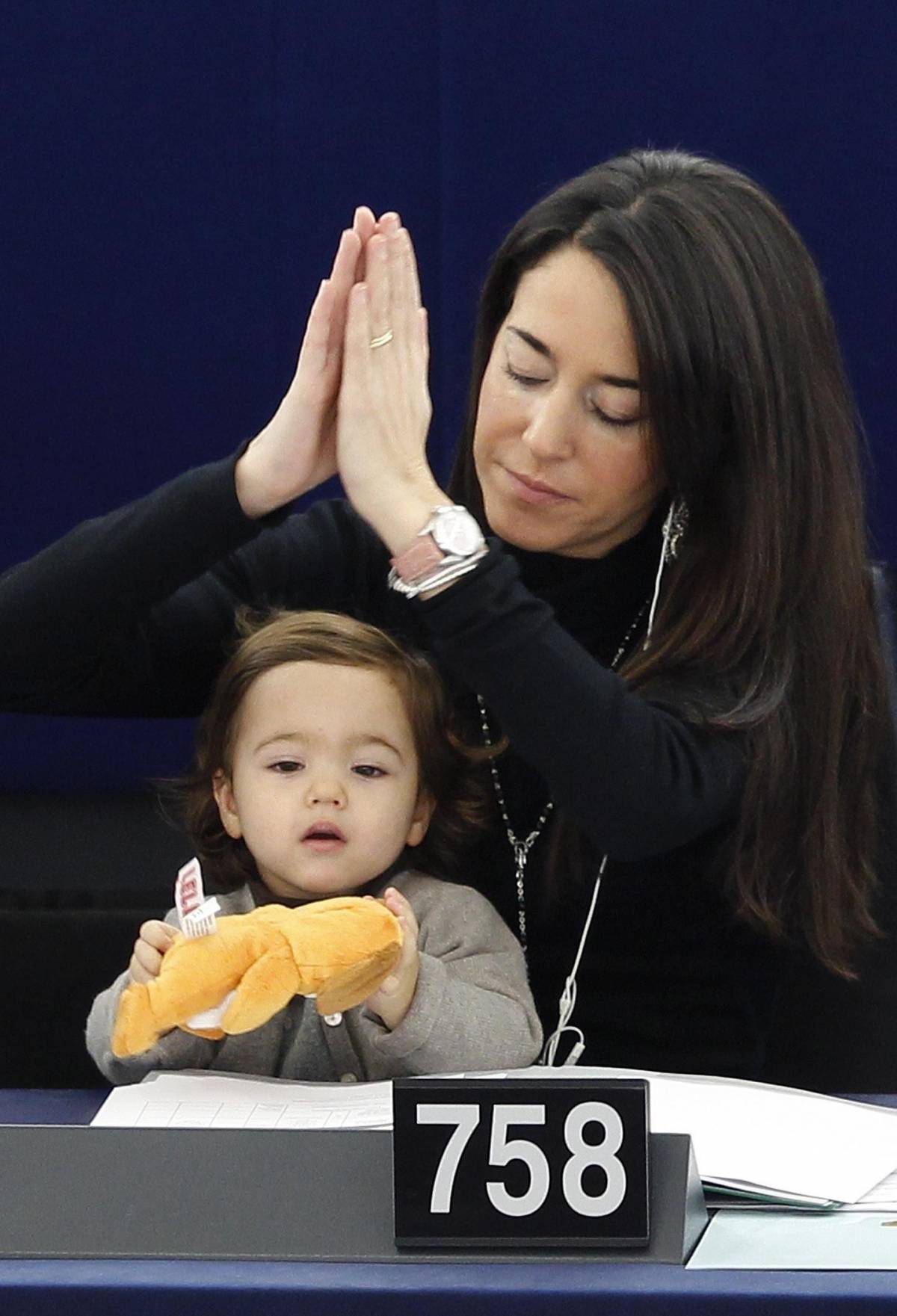 Mamma Licia vota in aula E la piccola Vittoria pure