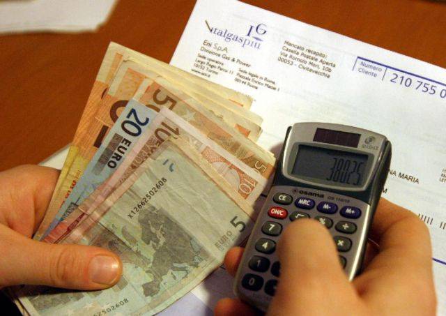 Arriva un'altra stangata Da gennaio luce e gas costano 53 euro in più