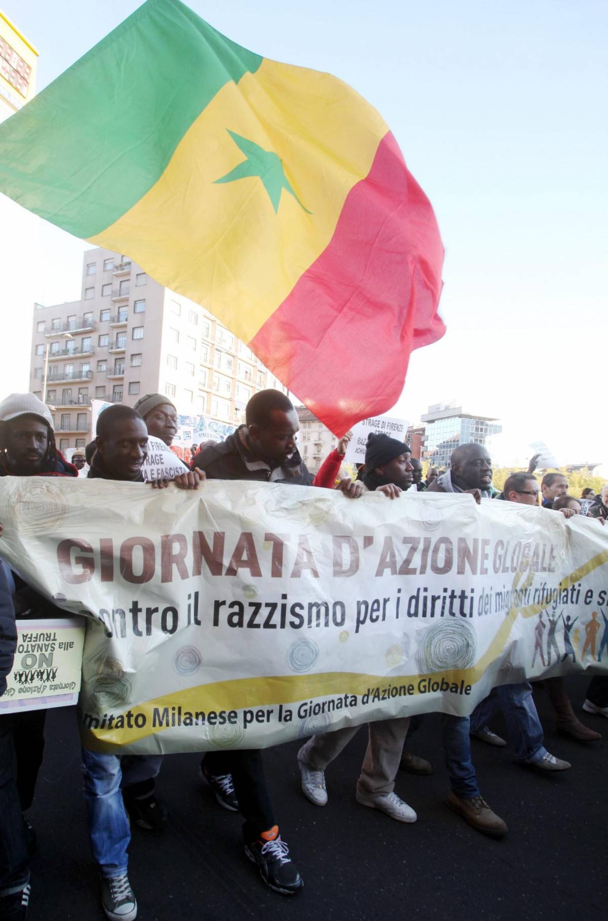 Il corteo antirazzista: contro la polizia insulti e bottiglie