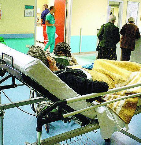 Cade in ospedale e nessuno la soccorre