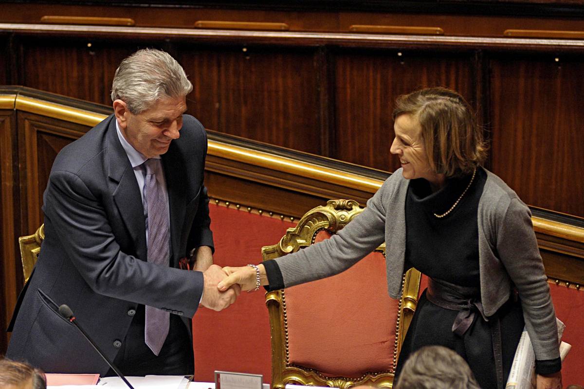 C'è la fiducia sulla manovra: cala il consenso al governo Monti: "Non pagano i soliti"