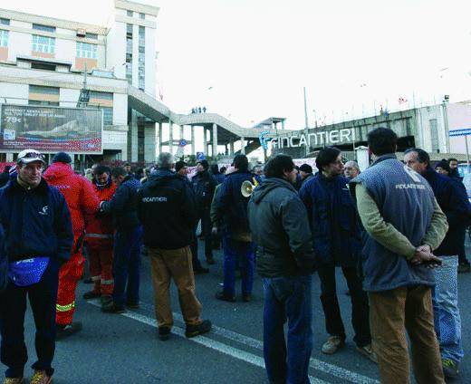 Il sindacato «rosso» blocca   cancelli e nave in costruzione