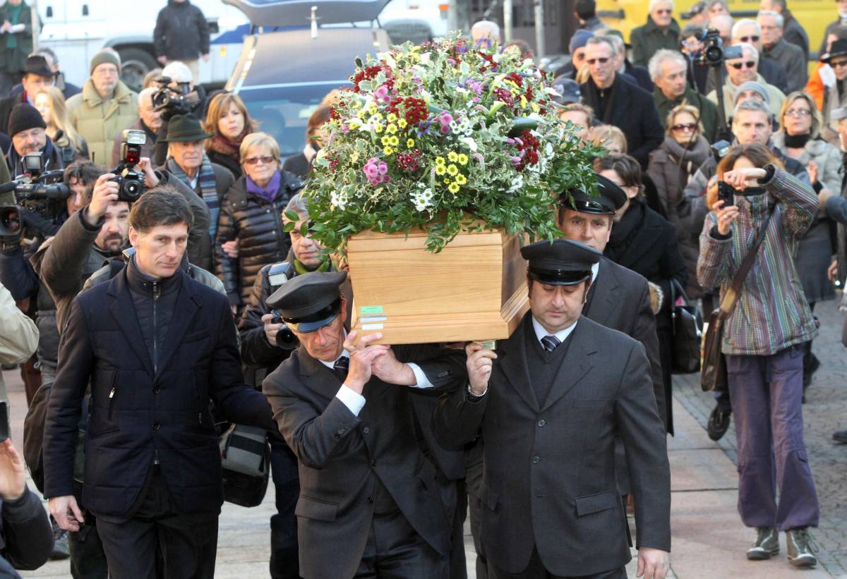 Tra applausi e Bella Ciao l'ultimo saluto a Bocca: "Partigiano della parola"