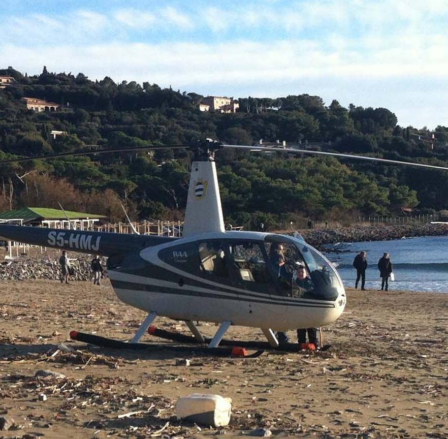 Atterra in spiaggia in elicottero L’Enac gli revoca la licenza di volo