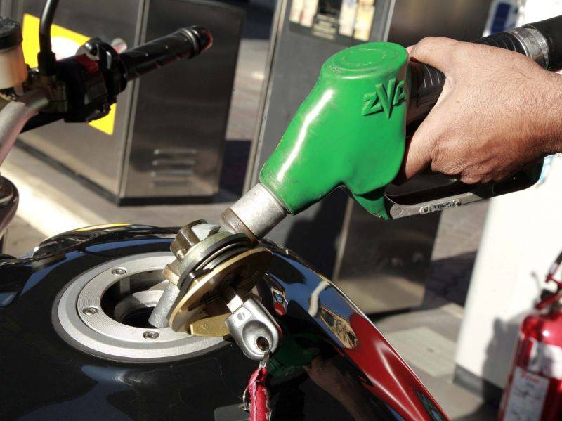 Benzina a 1,722 euro al litro Coldiretti: "Il pieno più caro  del cenone di Capodanno"