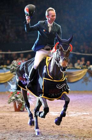 L’irlandese Dermott Lennon sul gradino più alto del podio nel Grand Prix al CSI5* Olympia London