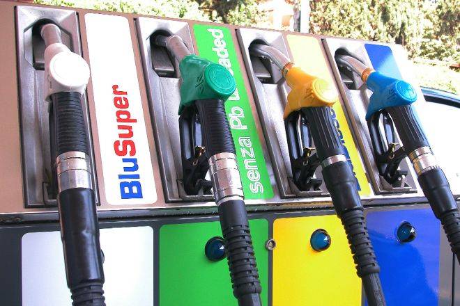 Nuovo record per il prezzo della benzina Luce, gas, caselli: tutti i rincari del 2012