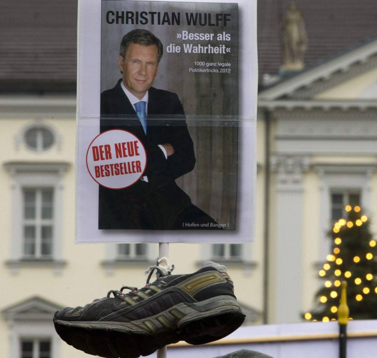 Protesta delle scarpe contro Wulff per il mutuo di favore Aria di dimissioni
