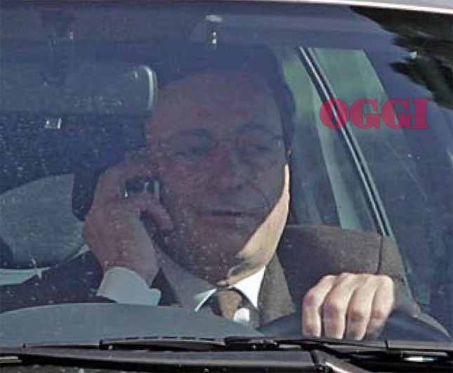 La guida spericolata  di Draghi: al telefono  e senza la cintura