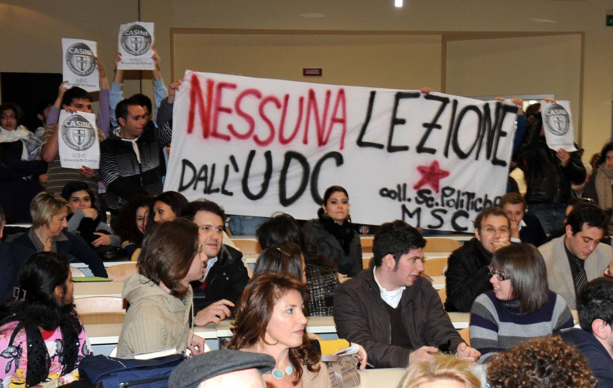 Casini contestato a Catania: "Nessuna lezione dall'Udc" Lui: fiero di stare con Monti