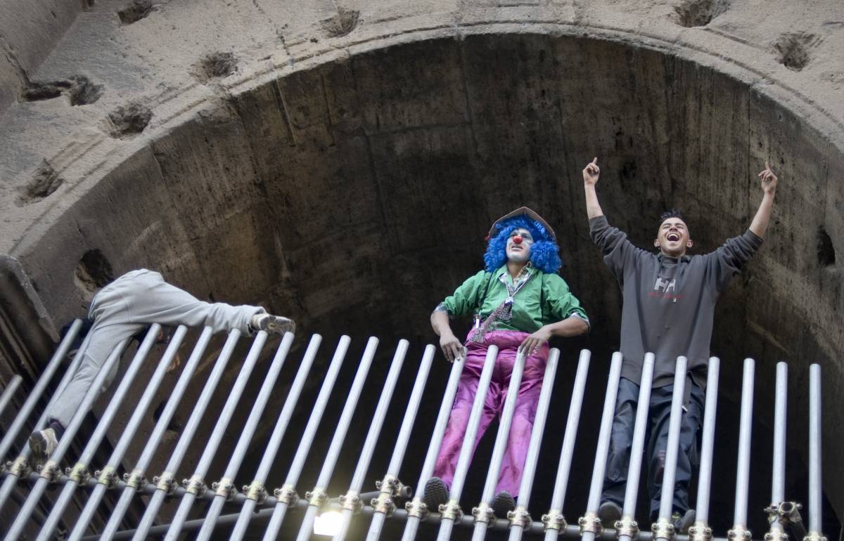 Gli indignados sfilano contro le banche Breve blitz al Colosseo