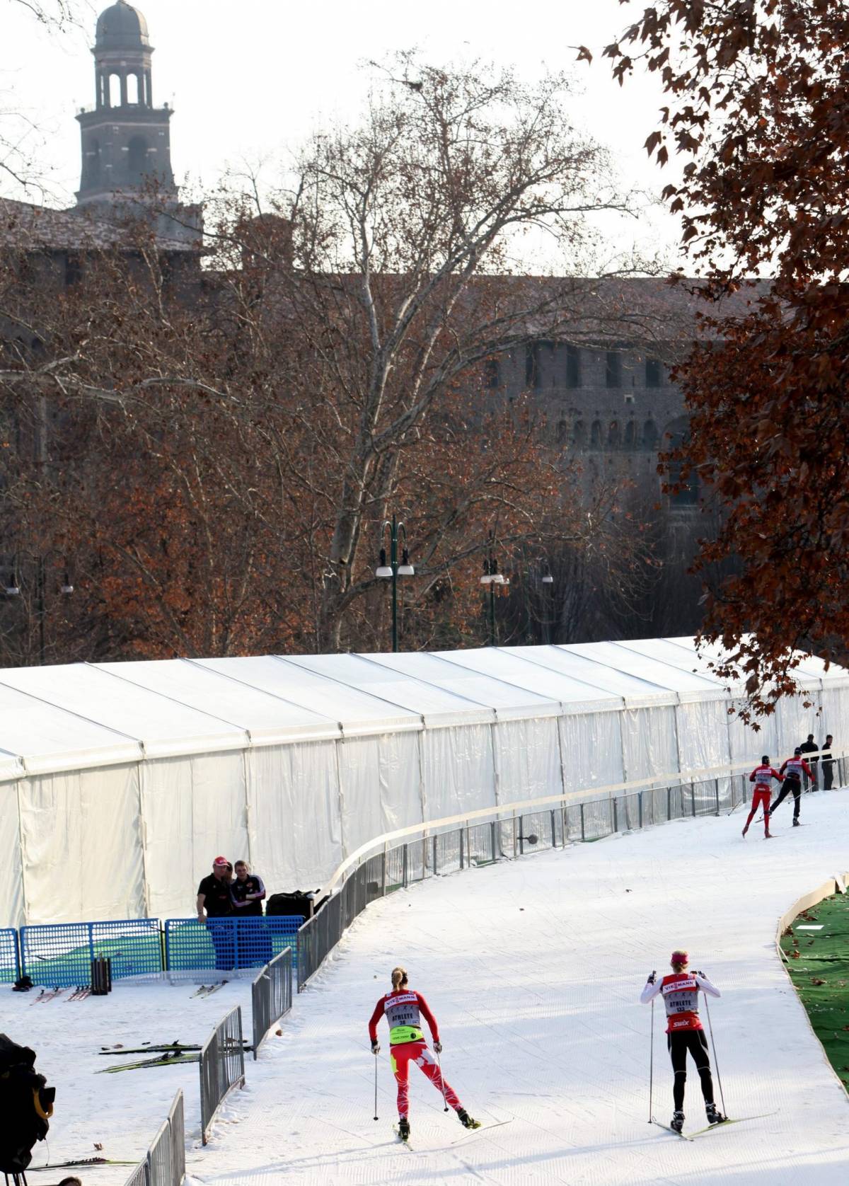 In città scoppia la sci mania. E la neve resta