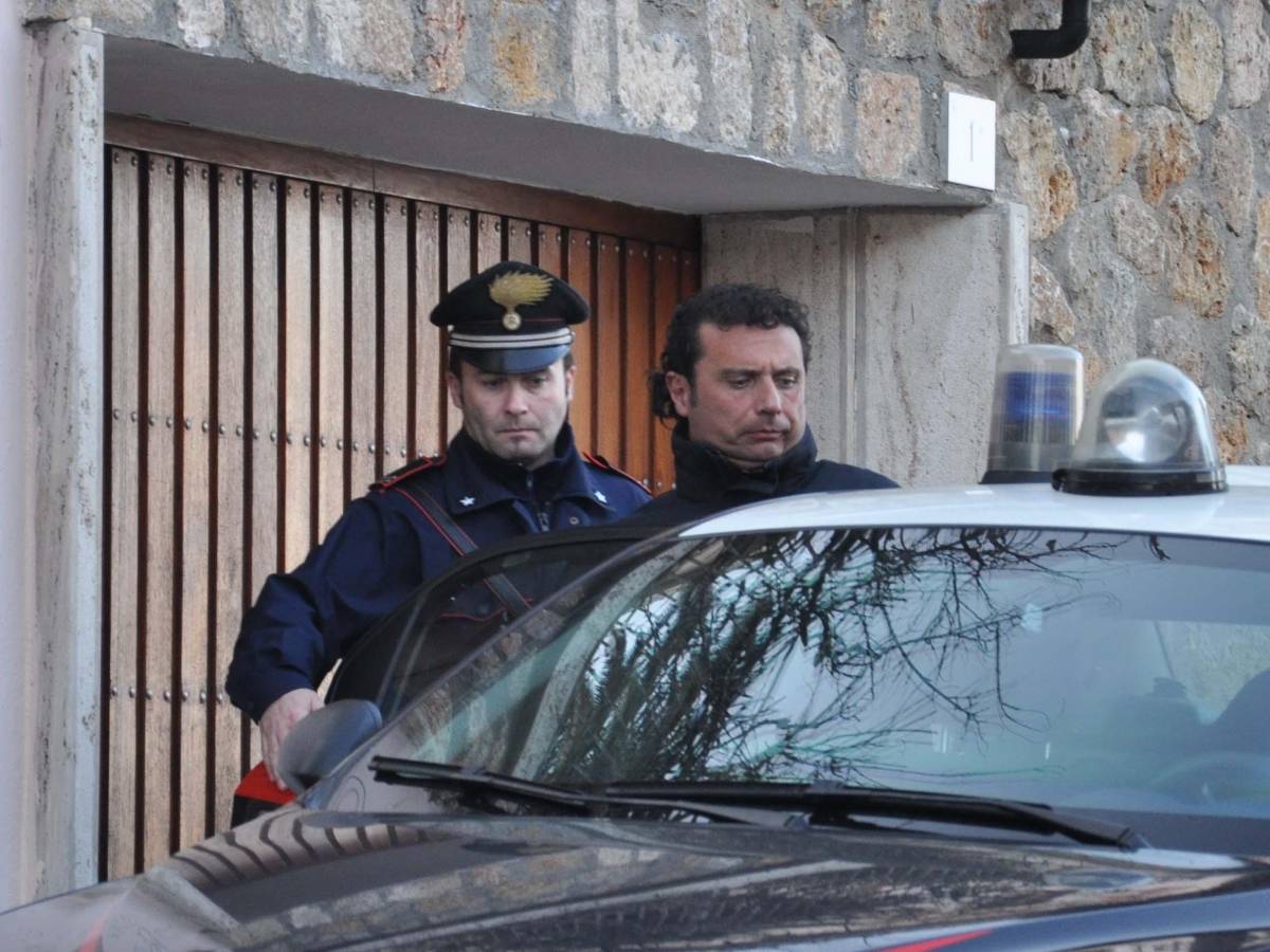 Arrestato il comandante  I pm: "C'è pericolo di fuga" Nave a 150 metri dalla riva