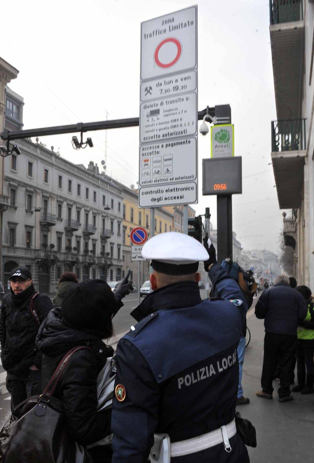 In centro un terzo di auto in meno e sui mezzi Atm è tutto esaurito