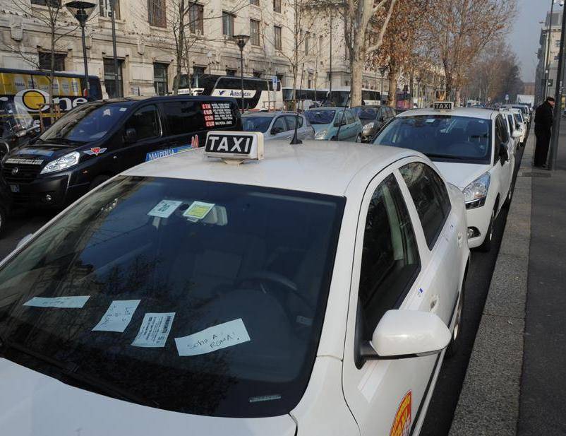 Taxi a prezzo fisso nell’Area C? «Si può fare, ma ora scioperiamo»