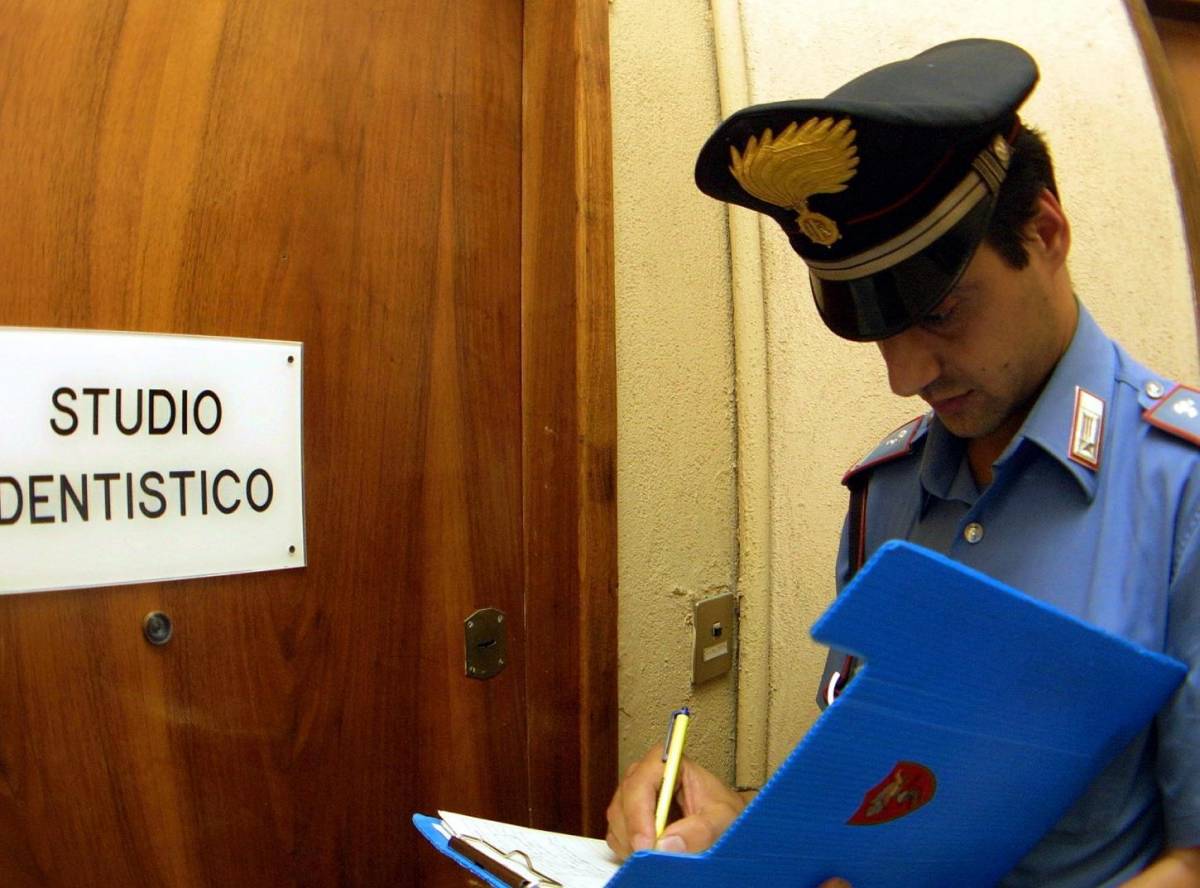 Chiedeva tangenti promettendo l’iscrizione  all’albo dei dentisti