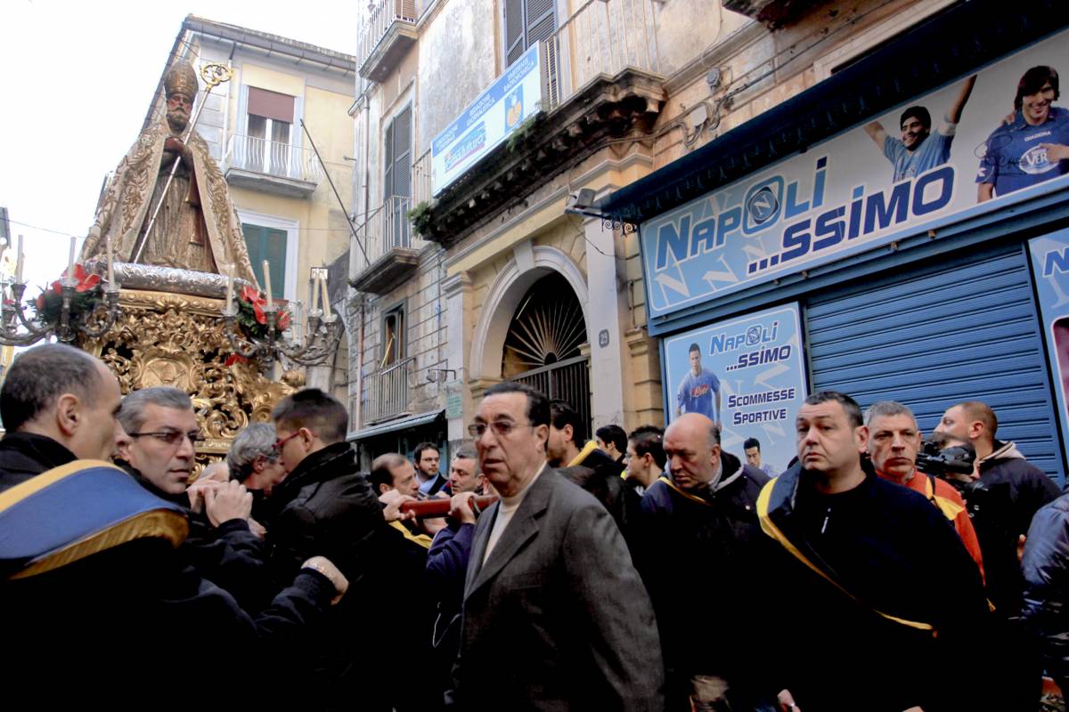 Castellammare di Stabia, polemica per l'inchino al boss alla festa di San Catello