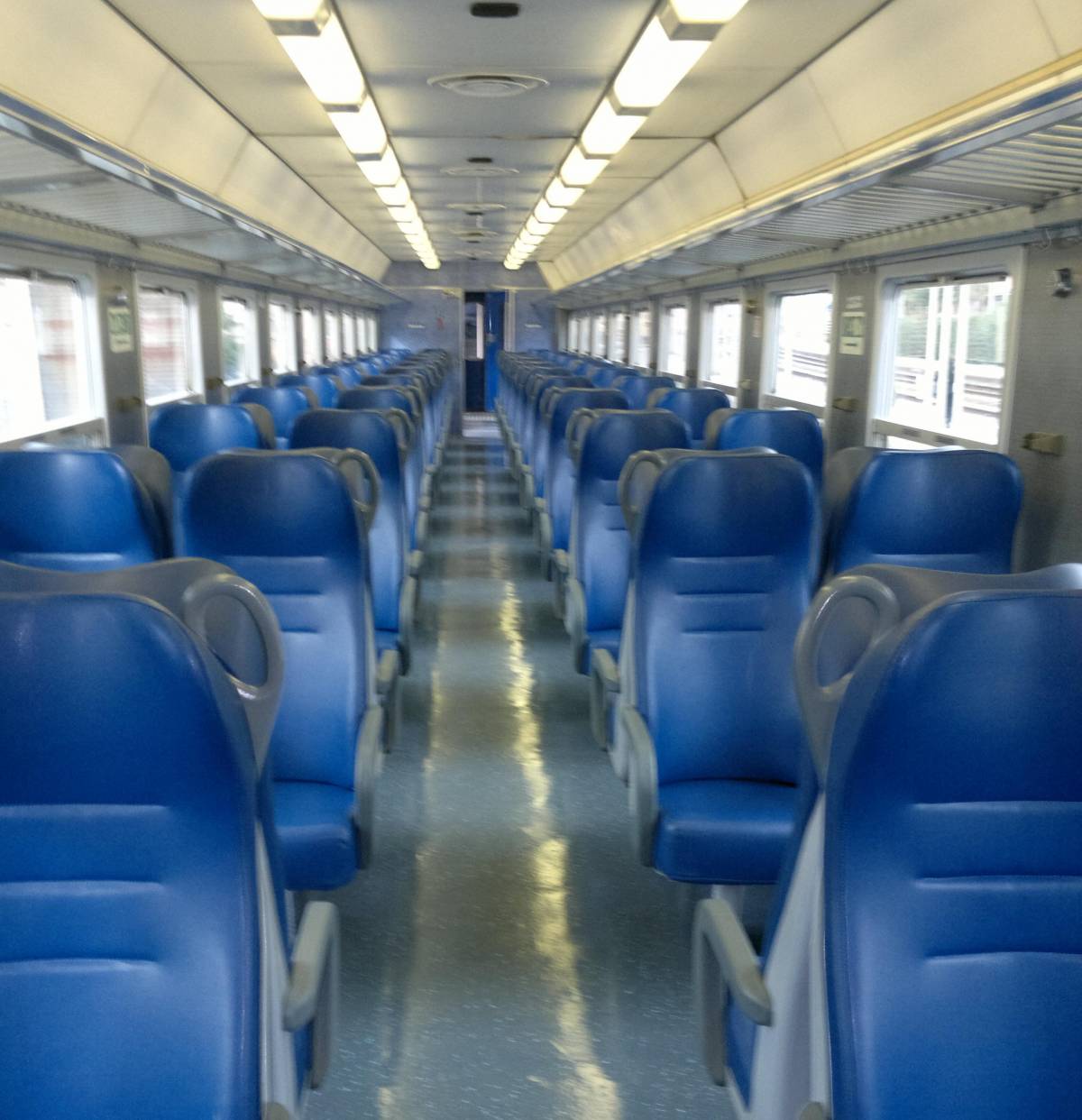 Restyling per treni e stazioni. Ma si rischiano nuovi tagli