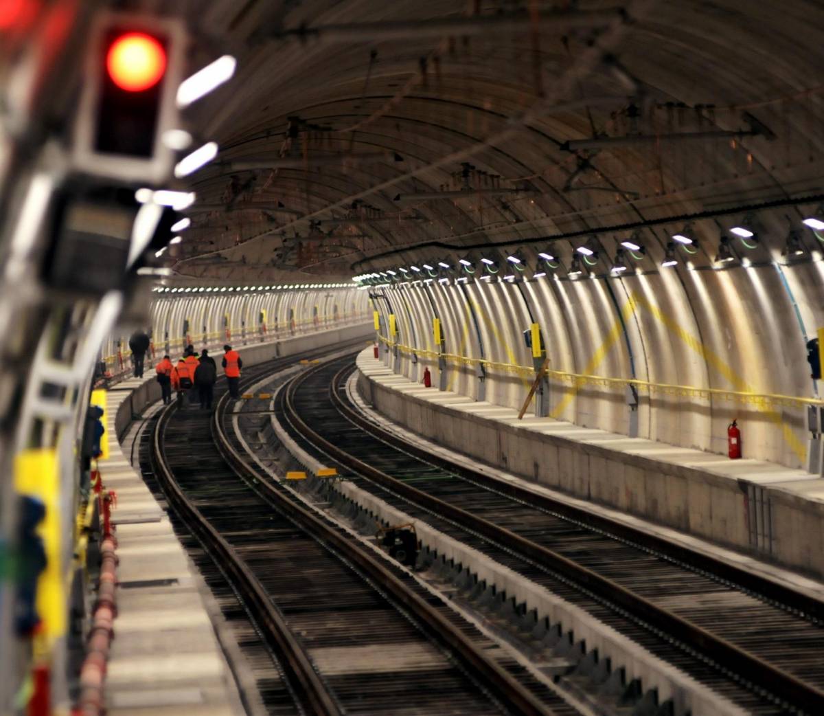 Si getta sotto il metrò ma l’autista frena e lo salva