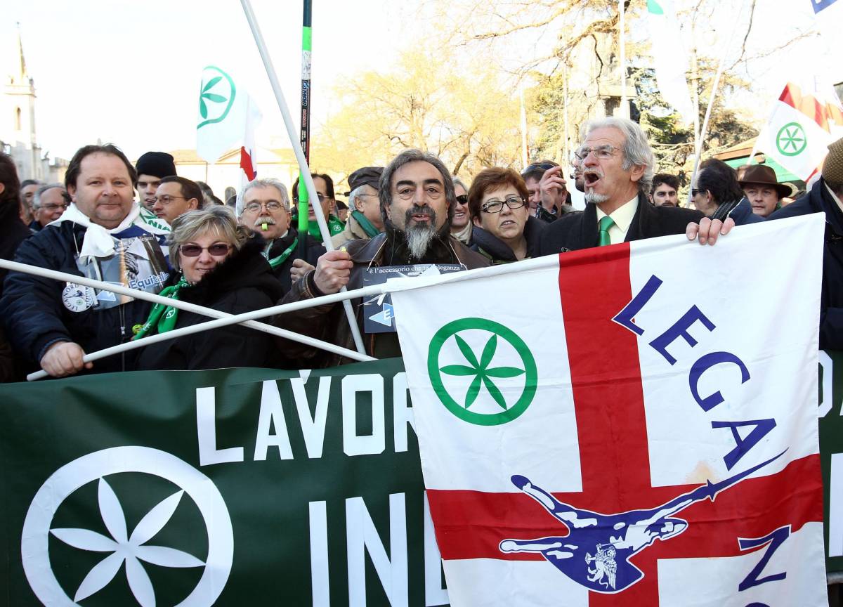 Il corteo della Lega a Milano:  braccio di ferro in piazza