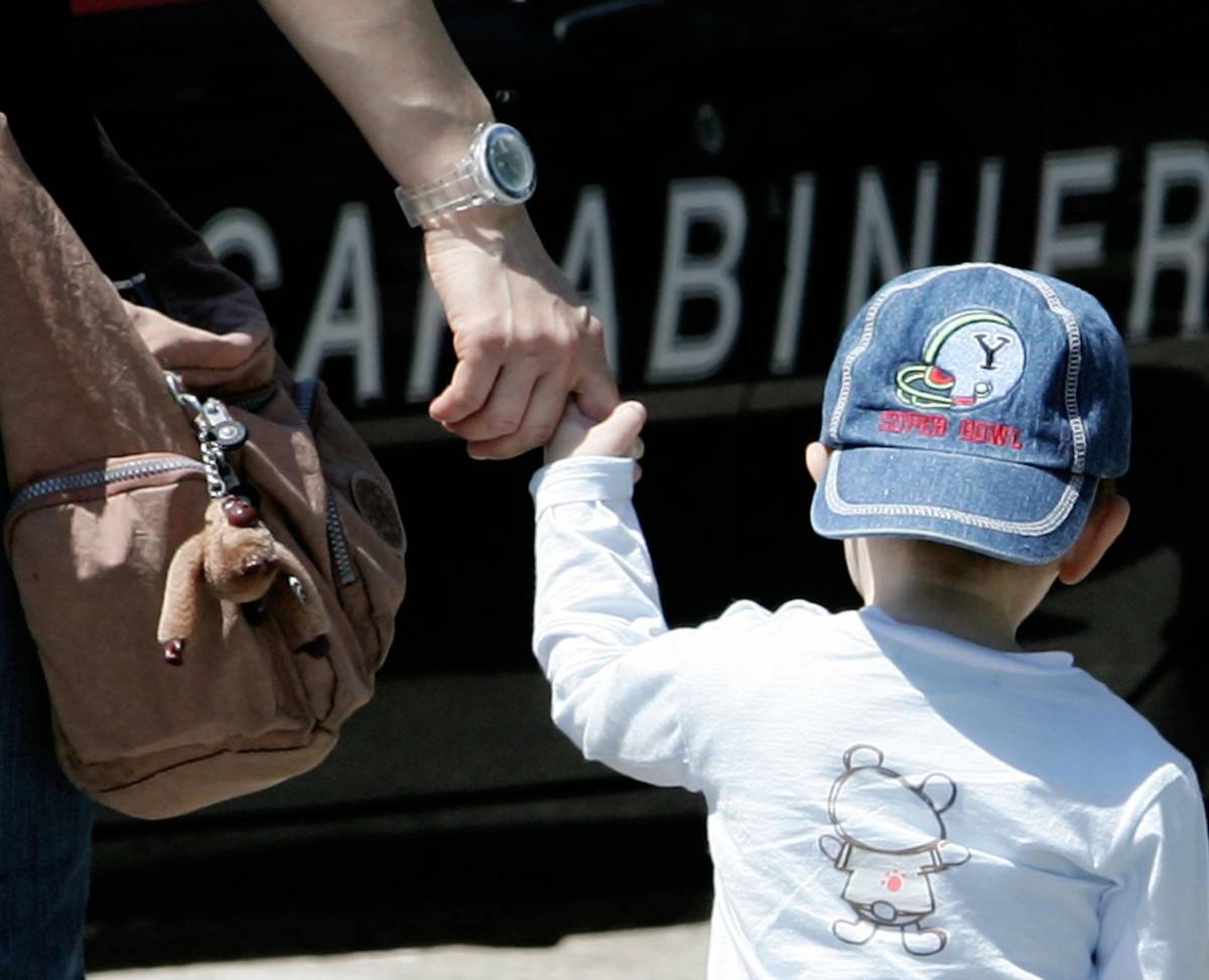 Carabinieri a prelevarla ma la figlia spettava a lei