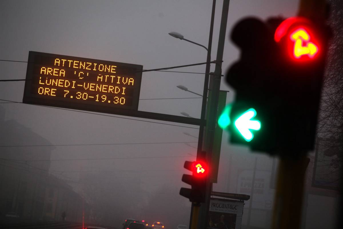 Un’auto su tre sta fuori dal centro ma lo smog è a livelli d’emergenza