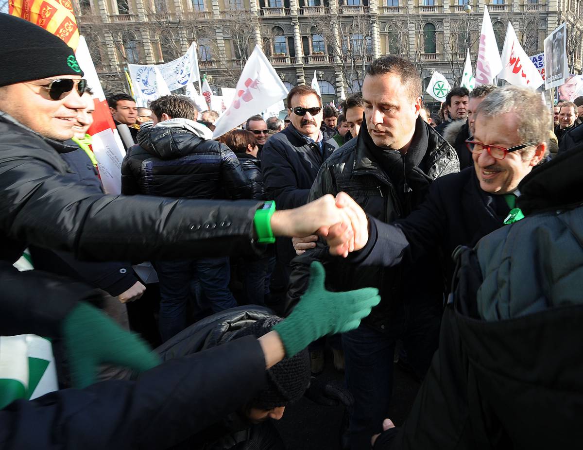 Bossi: Monti via dai coglioni Ma la base leghista in piazza  riserva fischi per il Senatùr