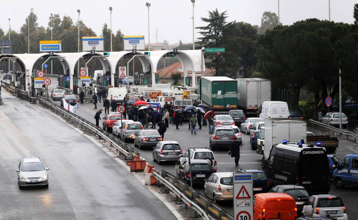 Movimento dei forconi: agricoltori e camionisti "bloccano" la Sicilia