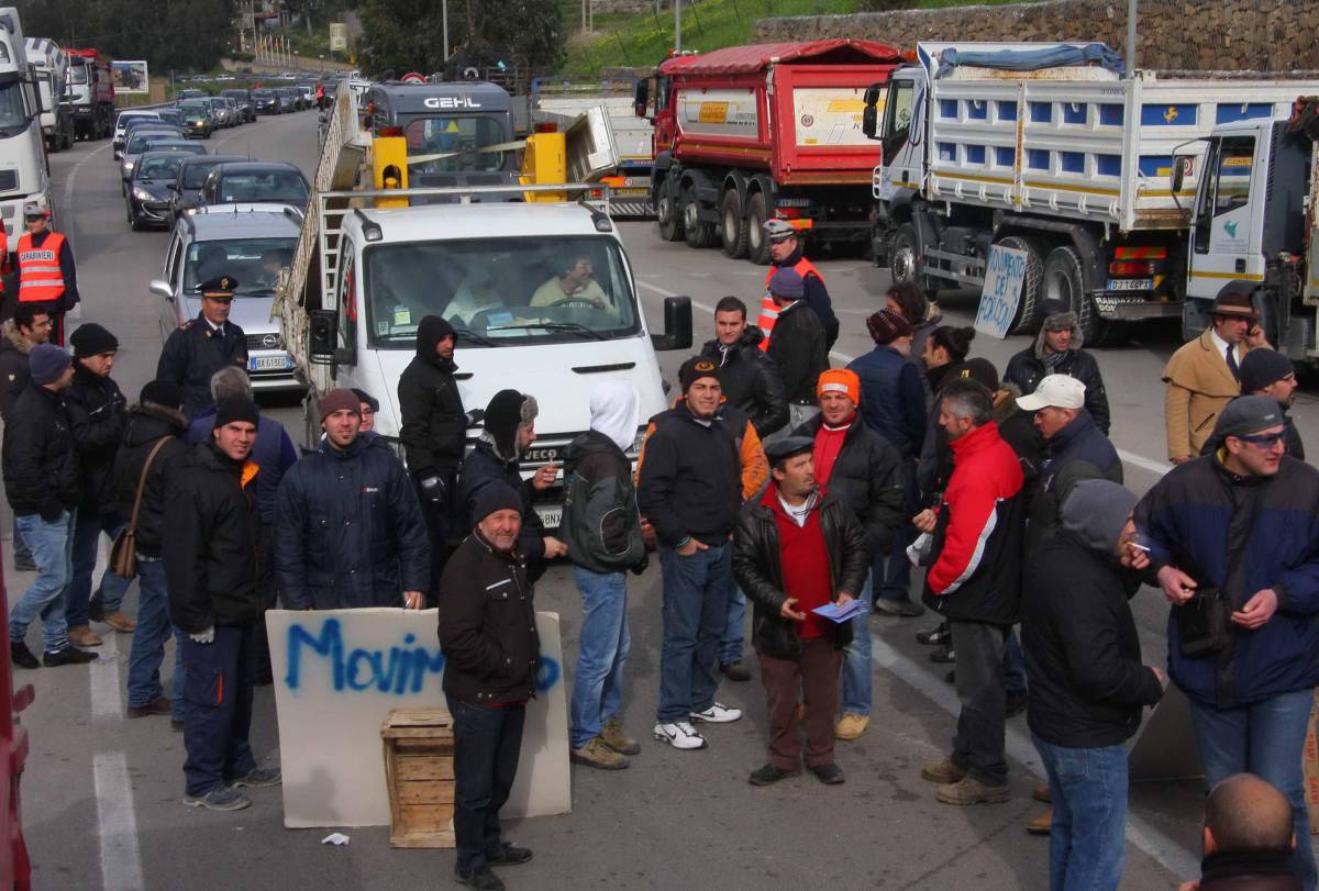 Sicilia ancora bloccata: i Forconi vanno avanti Serrata o speculazione?