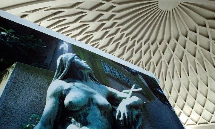Le statue più erotiche?  Si trovano al cimitero