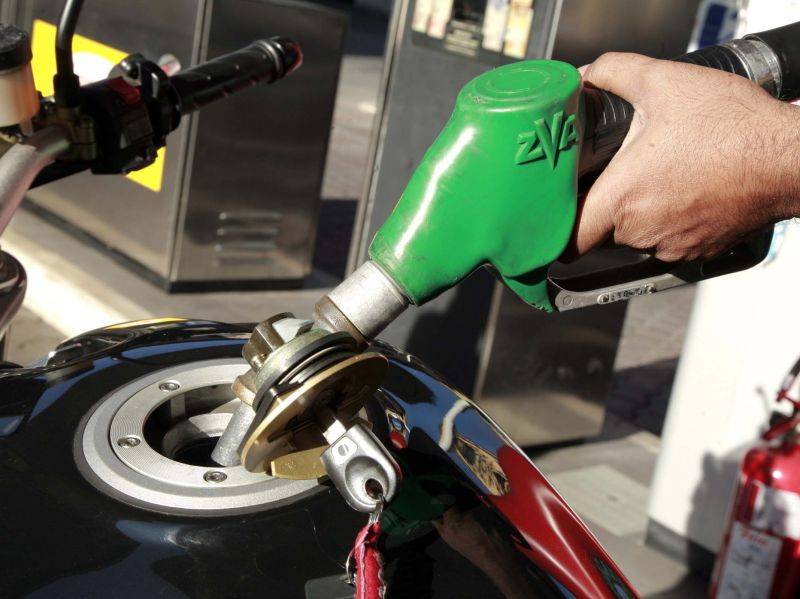 Con il decreto salva Italia la benzina super tassata: crollo record dei consumi