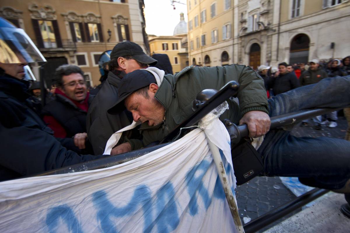 Rabbia dei pescatori davanti a Montecitorio Bombe carta e scontri con agenti: due feriti