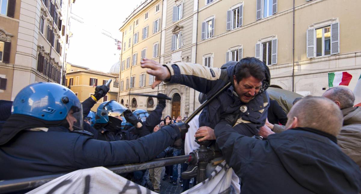 Passera fa retromarcia  sugli autotrasportatori Scontri coi pescatori