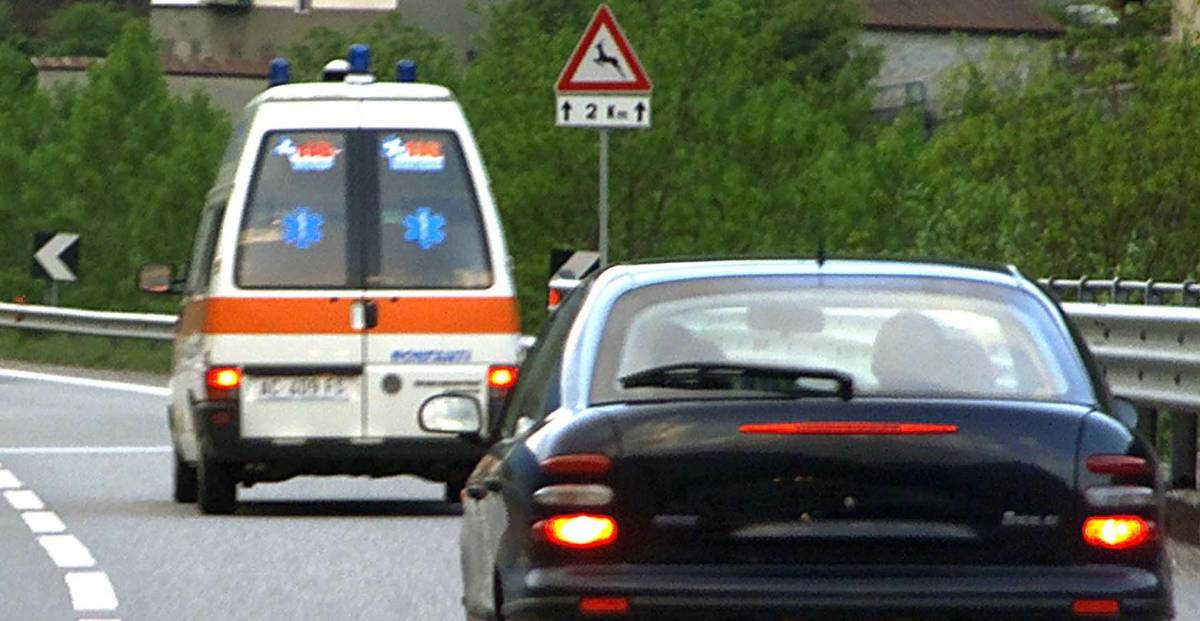 Si schianta contro il guardrail, muore a 40 anni